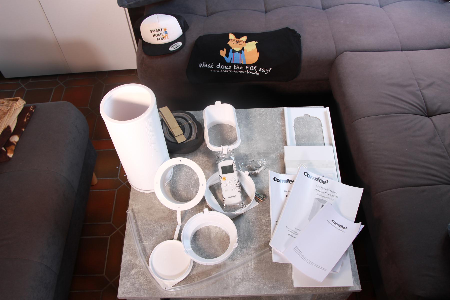 Der Lieferumfang eines Monoblocks ist auf einem Tisch ausgebreitet.